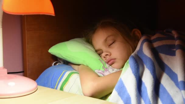 Anne okşadı ve uyuyan kızı öptü ve ışığı açık — Stok video