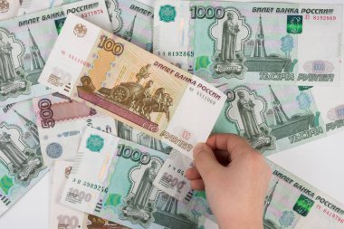 Çocuk eli, farklı mezhep rasgele dağınık Rus banknotların yığınından mezhep alır