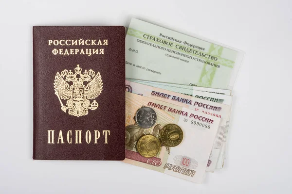 Διαβατήριο, πιστοποιητικό ασφάλισης και χρήματα σε λευκό φόντο — Φωτογραφία Αρχείου