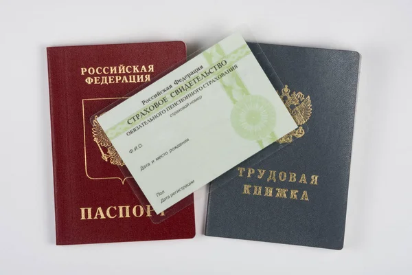 Паспорт, історія зайнятості та сертифікат страхування на білому тлі — стокове фото
