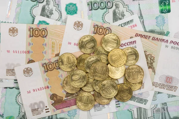 En billetes al azar dispersos rublos rusos es un montón de diez monedas — Foto de Stock