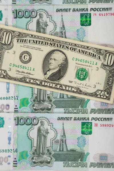 Тысячи купюр Русский рубль покрыл десять долларов — стоковое фото