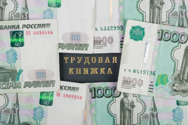Arbetsbok stängt på alla sidor tusendelar ryska sedlar — Stockfoto
