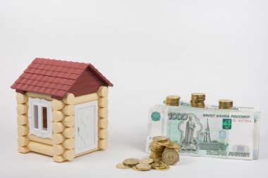 Oyuncak bir sürü bir ev, beyaz arka plan satın alma üzerinde para evim