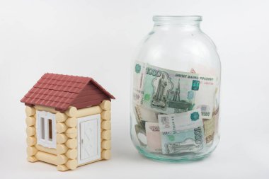 Bir oyuncak banka banknot farklı mezheplerin Rus ruble ile evim