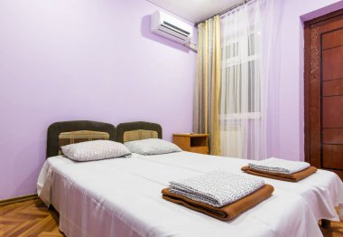 Küçük bir oda bir Çift Kişilik Yatak, pencere ve splitsistema ile iç