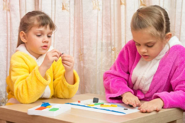 Zwei Schwestern fünf und sieben Jahre zusammen aus Ton geformt — Stockfoto