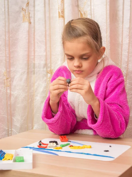 Zevenjarig meisje met enthousiasme podklku beeldhouwt uit klei — Stockfoto