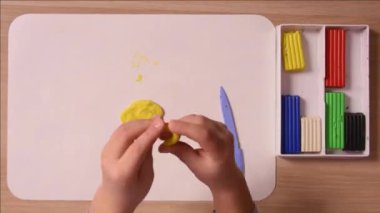 Yakın çekim, en iyi görünüm için hızlandırılmış, tahtada heykel Clay çocuk el sanatları kalıplanmış