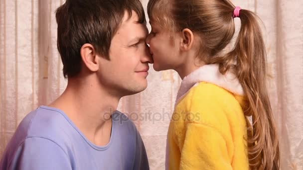 5 歳の娘、親指を示した法皇の鼻にキスをした、その後、彼らが楽しく互いの額がぶつかった — ストック動画