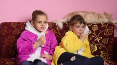 Kızlar oturun, lolipop yalamak ve Tv seyret, Tv aniden kapalı