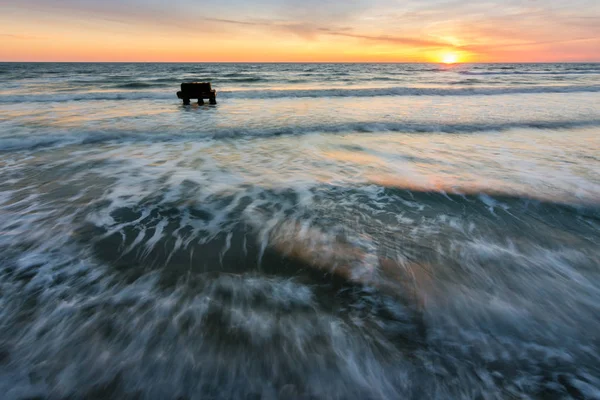 Surf morze o zachodzie słońca, Morze Czarne, Anapa, Federacja Rosyjska — Zdjęcie stockowe