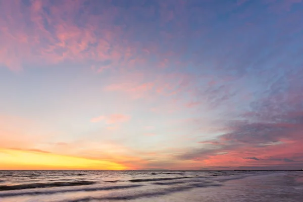 Piękne niebo o zachodzie słońca na brzegu morza, Morze Czarne, Anapa, Federacja Rosyjska — Zdjęcie stockowe