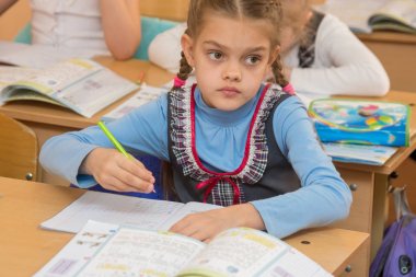 Birinci sınıftan bir ders matematik, örnekler ve yönetim kurulu göz çözer