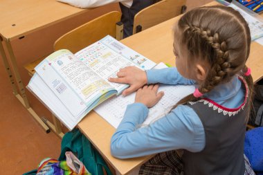 Anapa, Rusya - 28 Şubat 2017: koşul sorunlar ders kitabı okuma kız öğrenci