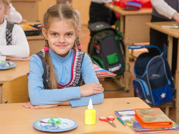 Happy first grader at a lesson in the school of technology, look in the frame — Stock Photo, Image
