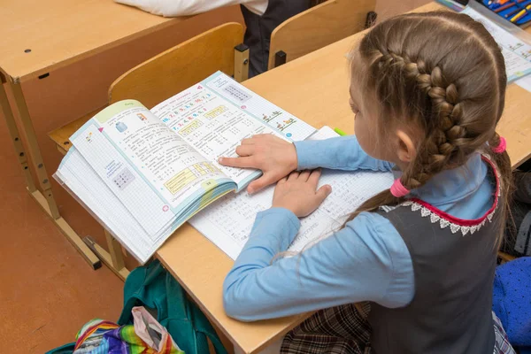 Anapa Russia February 2017 Schoolgirl Reading Condition Problems Textbook — Stock Photo, Image