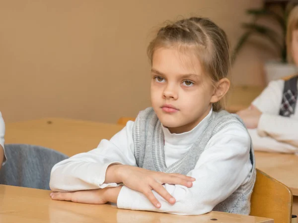 Ijverige leerling in de klas die luisteren naar een leraar op school Rechtenvrije Stockfoto's