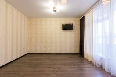 İç mobilyasız bir yeni yatak odası