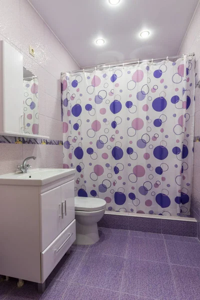 Wnętrze łazienki, Pokój z garderobą, zasłona prysznicowa firankami — Zdjęcie stockowe