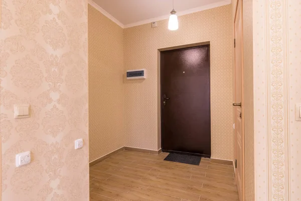 Klein appartement interieur hal ongemeubileerd — Stockfoto