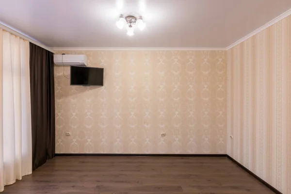 Interior renovado quarto pequeno no novo edifício — Fotografia de Stock