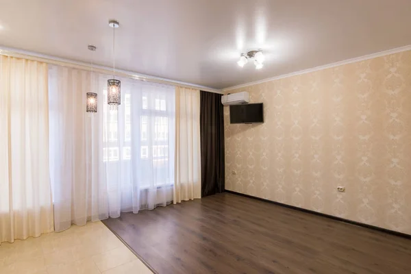 Küçük bir oda mobilya olmadan büyük bir pencere ile iç