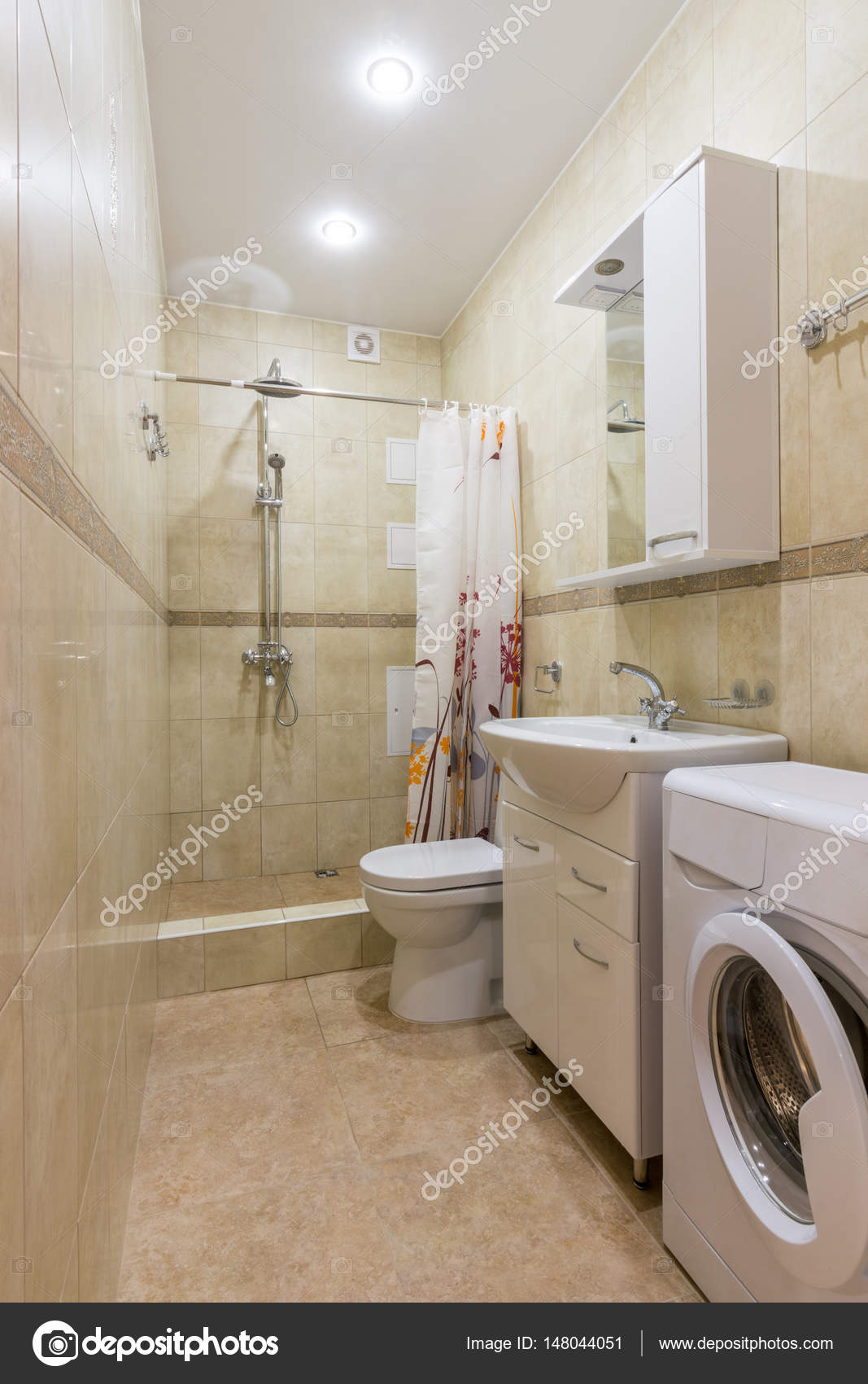 Interior de un cuarto de baño, un aseo combinado y ducha — Foto de ... Interior de un cuarto de baño, un aseo combinado y ducha — Foto de ...