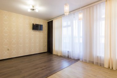 Yakın zamanda yenilenmiş, büyük bir curtained pencere ile boş bir odada iç