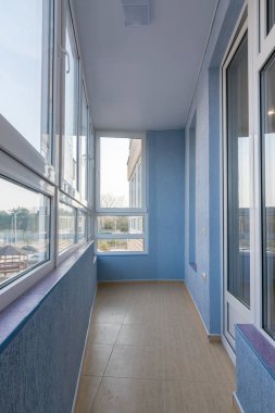 Çok katlı bir apartmanın içi yenilenmiş balkonu.