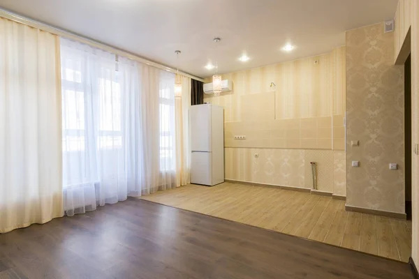 Interior cocina renovada combinada con un salón, sin amueblar — Foto de Stock