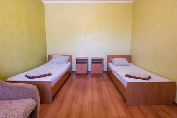 Slaapplaatsen - bed en twee nachtkastjes in het interieur van de kamer in het huis, close-up — Stockfoto
