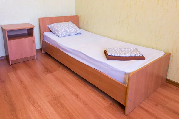 Спящий - кровать и тумбочка в интерьере комнаты, крупный план — стоковое фото