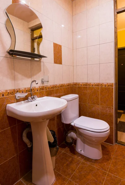 Ванная комната в отеле, умывальник, зеркало и туалет — стоковое фото