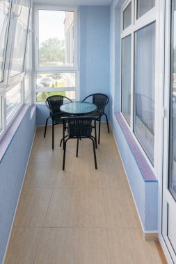 Çok öykülü bir apartman dairesinde konforlu balkon