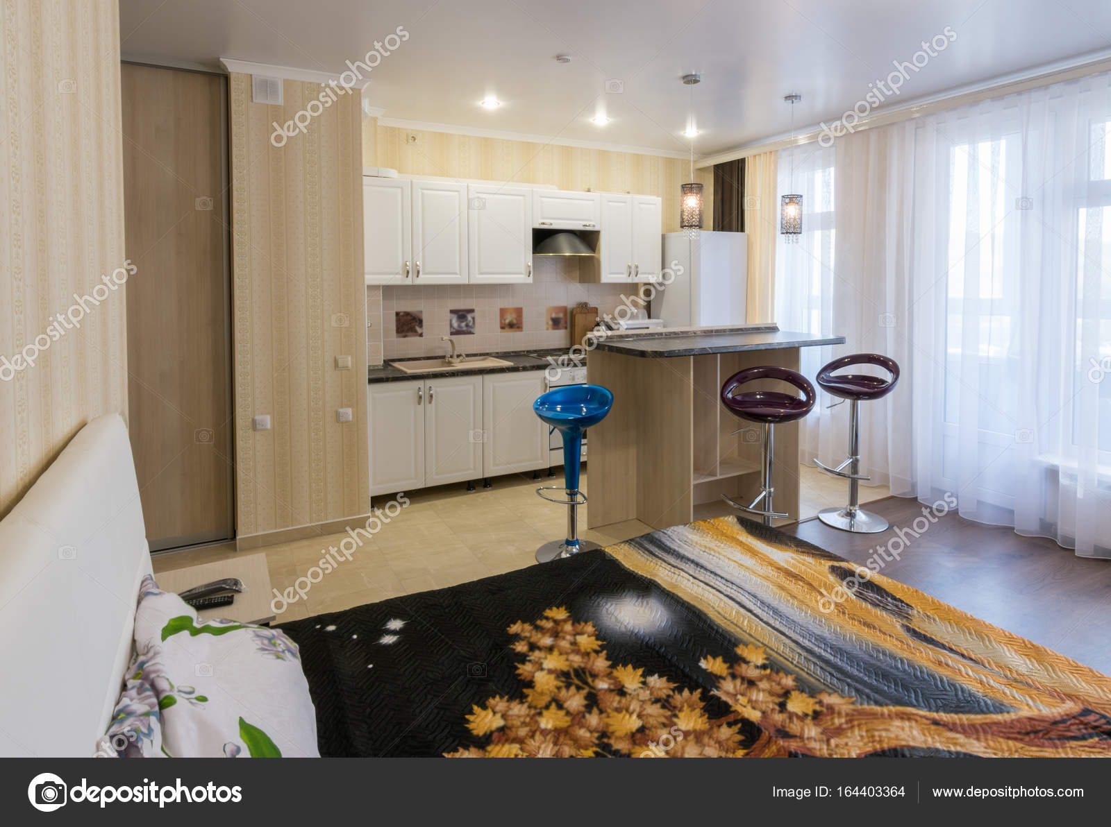 Interieur van een een kamer appartement uitzicht vanuit het bed