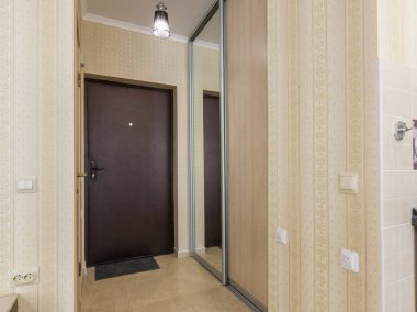 Giriş koridoru, iç, giriş kapısı ve dolapları