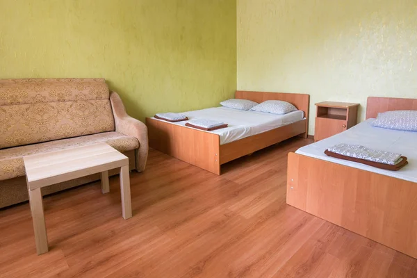 Интерьер номера бюджетного отеля с двумя кроватями — стоковое фото