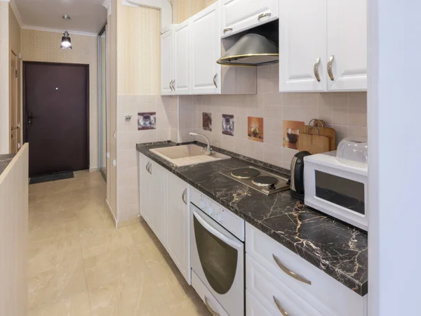 Интерьер однокомнатной квартиры, вид с кухни на входную дверь — стоковое фото