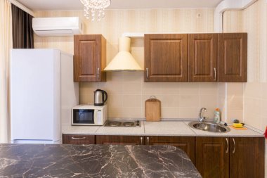 Yeni inşa edilmiş bir daire modern bütçe mutfakta iç