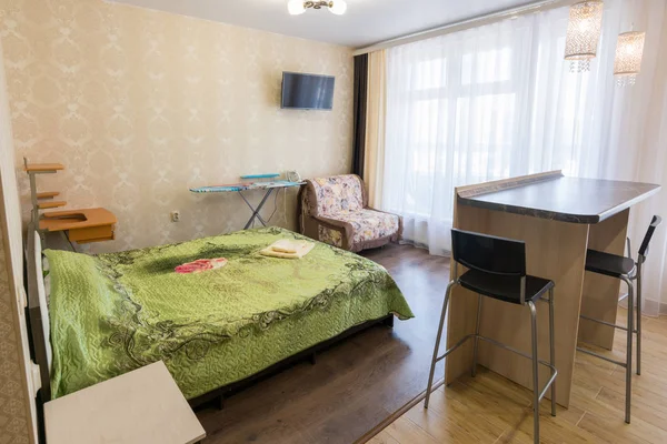 Belsejében egy hálószoba és egy kanapéval egy egyszobás lakás — Stock Fotó