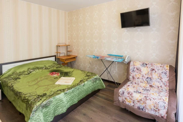 Belsejében egy hálószoba és egy kanapéval egy egyszobás lakás — Stock Fotó