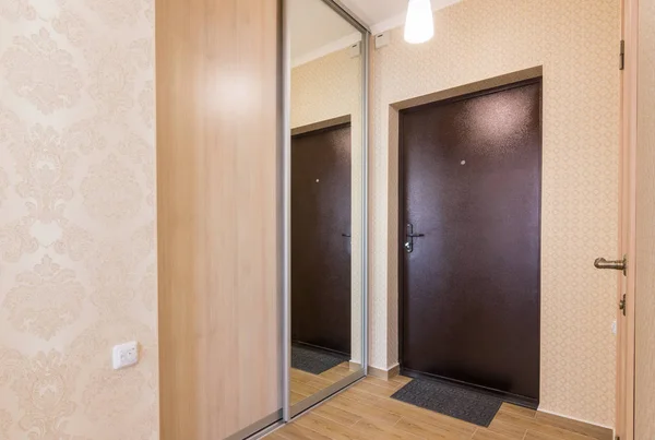 Входной коридор, интерьер, входная дверь и встроенные шкафы — стоковое фото