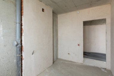Bir yeni, çıplak beton ve sıvalı duvarlar, iletişim inşa küçük mutfak