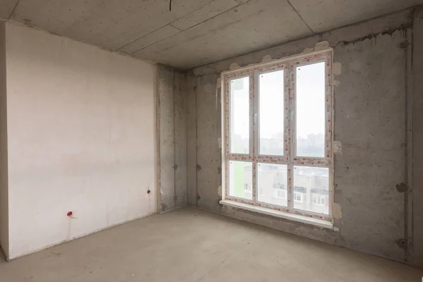 Gran vitral y pared enlucida en un nuevo edificio — Foto de Stock