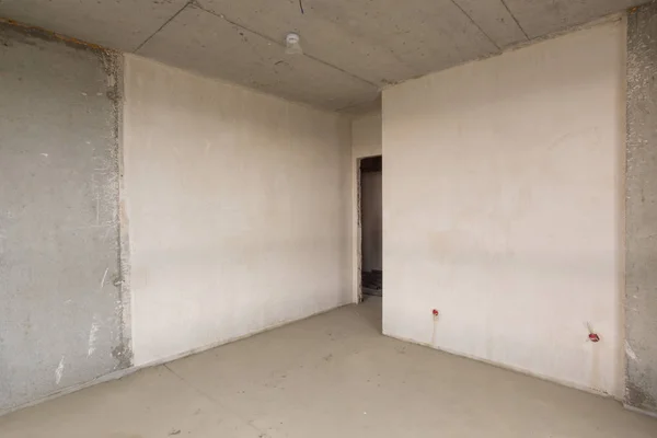 Entrada para a sala no novo edifício, gesso e paredes de concreto — Fotografia de Stock