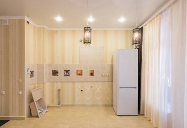 Boş bir mutfak iç mobilya, işte bir lavabo ve bir buzdolabı