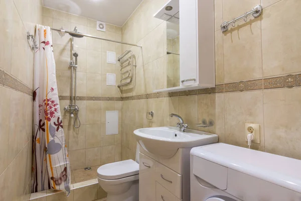 Intérieur d'une petite salle de bain combinée — Photo