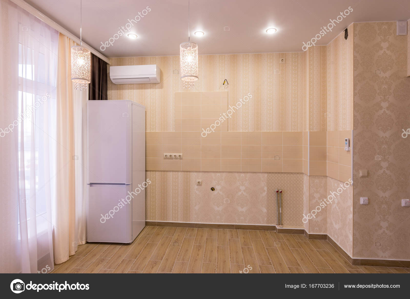 Interior de una cocina vacía sin muebles, en el monoambiente — Fotos ... Interior de una cocina vacía sin muebles, en el monoambiente — Fotos ...