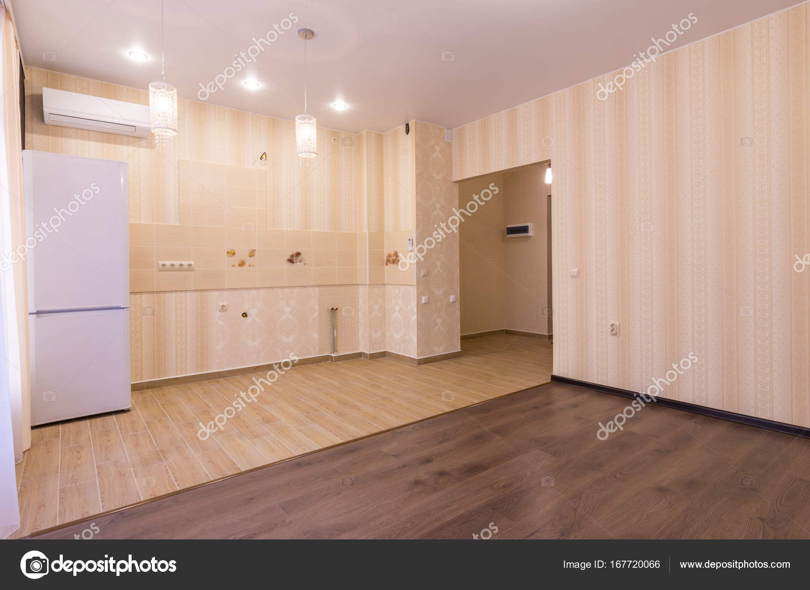 Interno del monolocale, ingresso alla sala e cucina senza un ... Sala e cucina